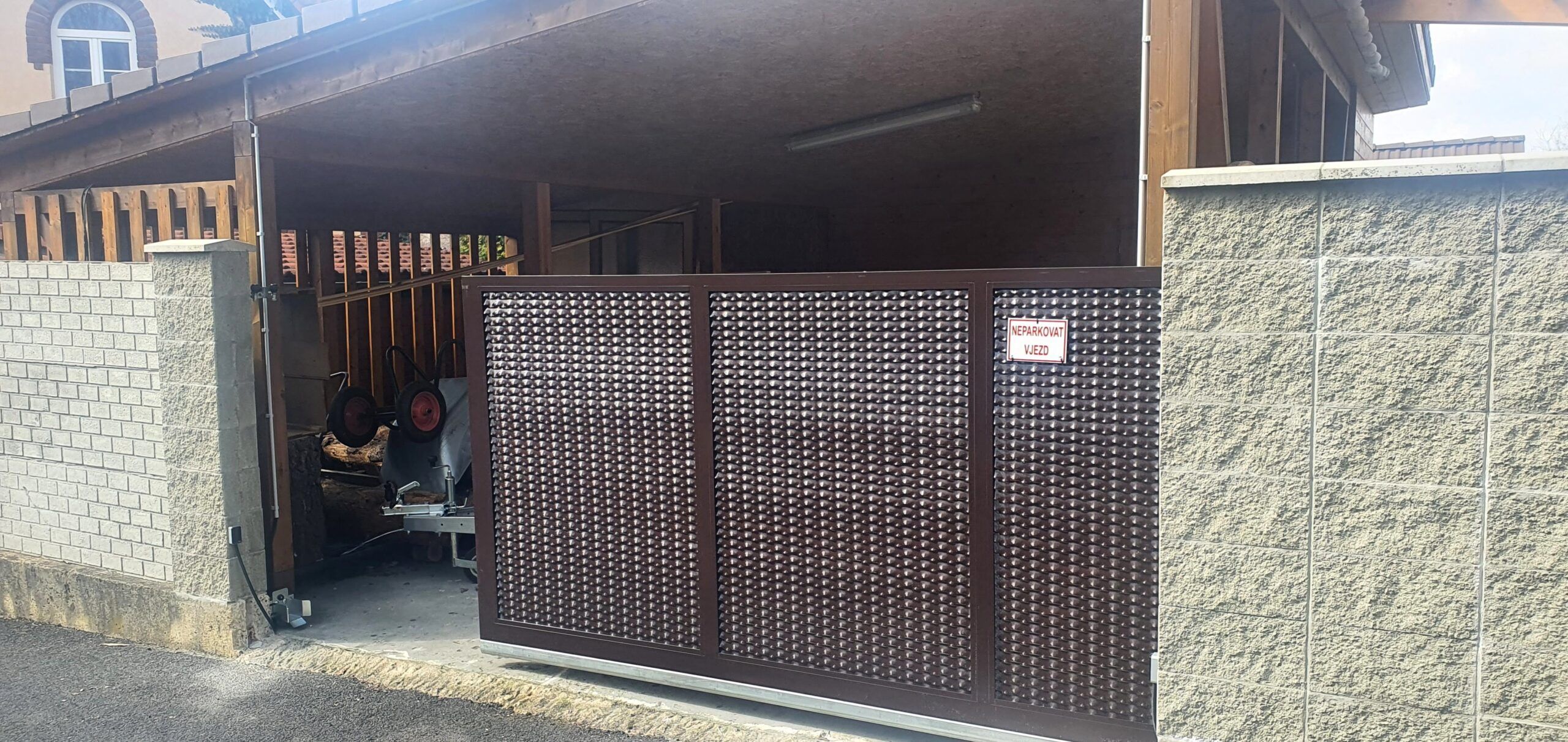 Zabezpečovací systém, 2x pohon vrat s napojením na zabezpečovací systém