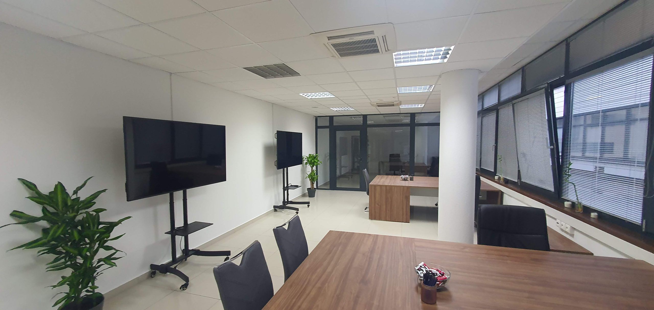 Kamerový, docházkový systém. Datové rozvody, audiovizuální technika.